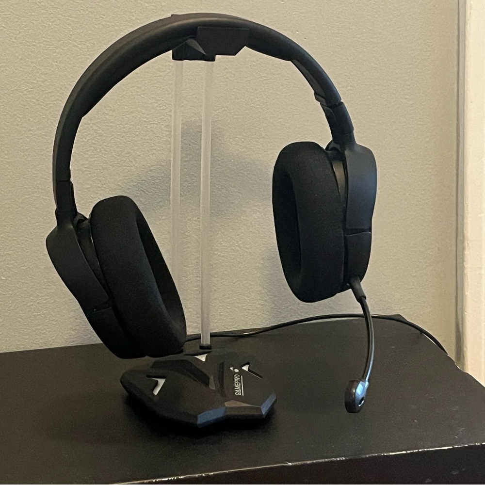 steel series black head phone with mic/ white xbox controller